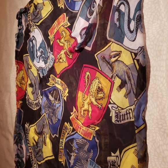 Harry Potter Hogwarts House Crests Infinity Scarf - Picture 2 of 7